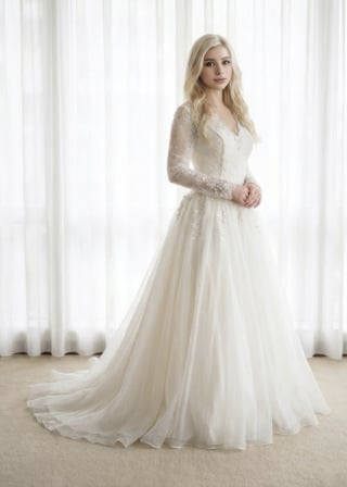 016-Soft-A-Line_Long-Sleeve_V-Neck_Lace-Bodice_Clean-Tulle-Skirt-asian-bridal-hire