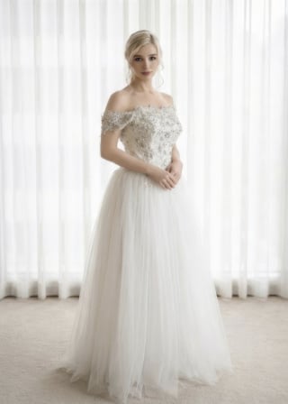 113-Soft-A-Line_Strapless-Sweetheart_Diagonal-Ruched-Bodice_Simple-Tulle-asian-bridal-hire