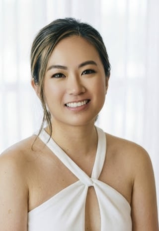 17-Elegant-bridal-portrait-showing-dewy-skin-and-naturally-defined-features