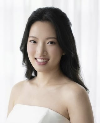 33-Gentle-earthy-toned-eyeshadow-and-soft-eyeliner-for-a-timeless-Asian-wedding-style